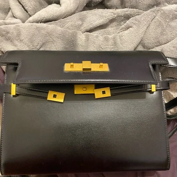 Chic Black Leather Shoulder  Bag with Gold Accents - Picture 6 of 12